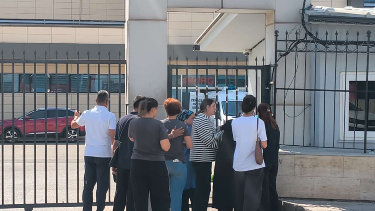 Cenaze aracının önüne atladı! Annenin acı feryadı yürek yaktı 5